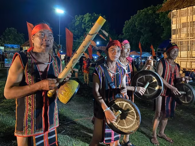 Nghệ nhân biểu diễn nhạc cụ và chiêng tại ngày hội. Ảnh: XUÂN HUYÊN