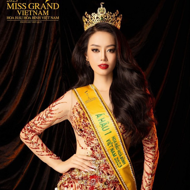 Bùi Khánh Linh sinh 2002, đến từ Bắc Giang, hiện là sinh viên Học viện Nông nghiệp Việt Nam. Cô gây ấn tượng bởi vẻ đẹp sắc sảo, nụ cười rạng rỡ cùng vóc dáng nóng bỏng với số đo 81-59-94. Người đẹp Bắc Giang là gương mặt quen thuộc với khán giả yêu thích các cuộc thi hoa hậu khi từng tham gia Miss World Vietnam 2022 với thành tích top 10 và top 5 chung cuộc tại Miss World Vietnam 2023. Ảnh: FBNV