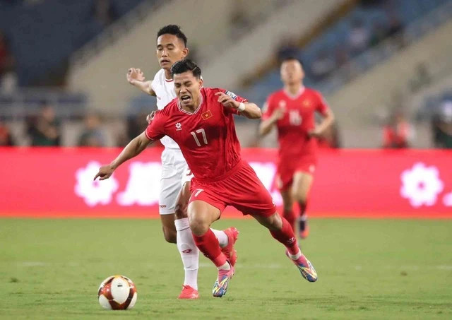 Đội tuyển Việt Nam (áo đỏ) rớt hạng liên tục trên bảng xếp hạng FIFA. Ảnh: MINH HOÀNG Đội tuyển Việt Nam (áo đỏ) rớt hạng liên tục trên bảng xếp hạng FIFA. Ảnh: MINH HOÀNG