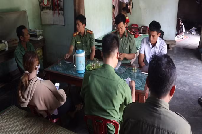 Công an huyện Trà Bồng và chính quyền địa phương xã Trà Sơn đến thăm hỏi, động viên gia đình chị Hồ Thị Huệ. Ảnh: TS