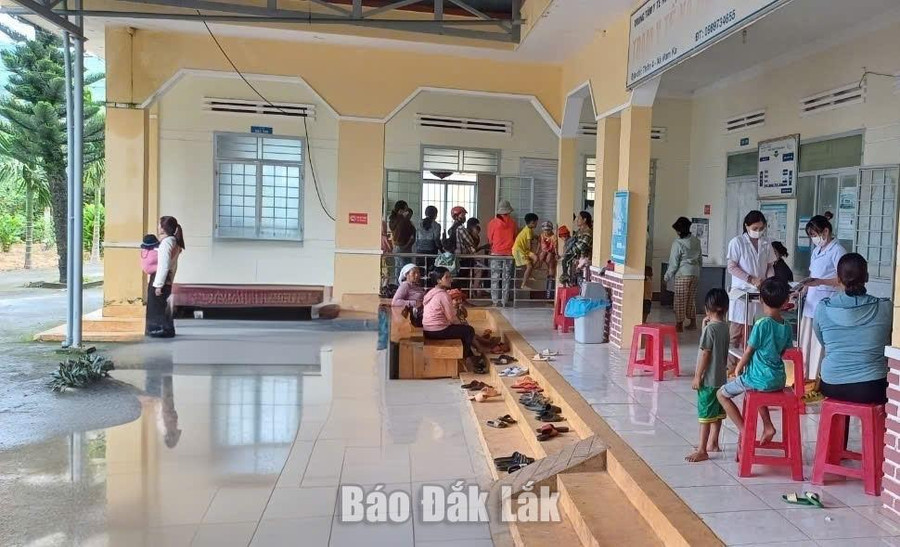 Người dân xã Nam Ka đưa con, em đến tiêm chủng vắc xin tại Trạm Y tế xã. Người dân xã Nam Ka đưa con, em đến tiêm chủng vắc xin tại Trạm Y tế xã.