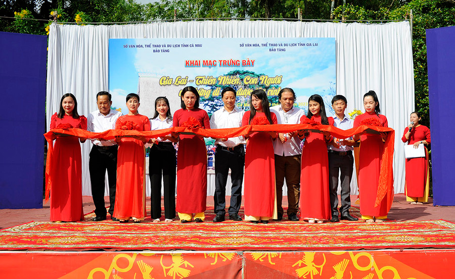 Các đại biểu cắt băng khai trương trưng bày. Ảnh: Huỳnh Bá Tính Các đại biểu cắt băng khai trương trưng bày. Ảnh: Huỳnh Bá Tính