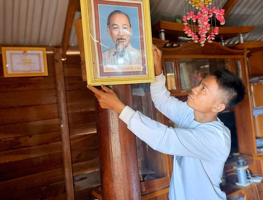 Trong gian nhà sàn nhỏ của mình, bức ảnh chân dung Chủ tịch Hồ Chí Minh được anh Đinh Văn Việt treo trang trọng. Ảnh: Hồng Thi