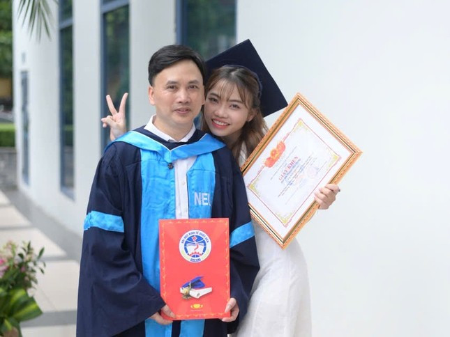 Mai Hương mặc chiếc áo cử nhân cho bố cùng tấm bằng thủ khoa như một lời tri ân "điểm tựa" vững chắc nhất. Mai Hương mặc chiếc áo cử nhân cho bố cùng tấm bằng thủ khoa như một lời tri ân "điểm tựa" vững chắc nhất.