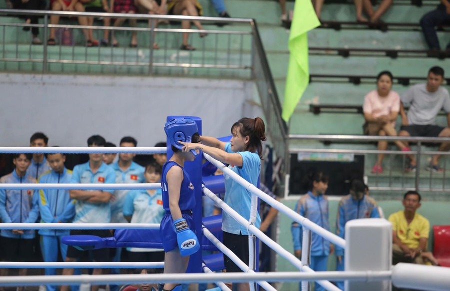 Phạm Thị Xoan (phải) vừa là VĐV vừa là huấn luyện viên đào tạo các võ sĩ trẻ. Ảnh: Văn Ngọc