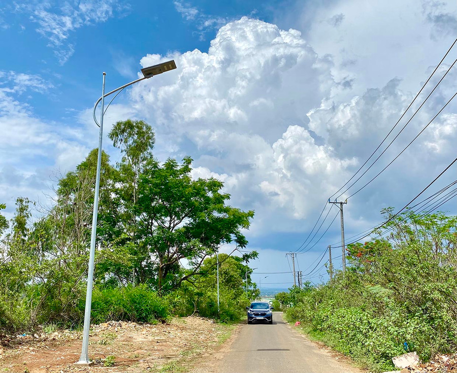 Hệ thống chiếu sáng công cộng bằng điện năng lượng mặt trời trên đường Bùi Đình Túy (phường Hoa Lư, TP. Pleiku). Ảnh: Hà Duy Hệ thống chiếu sáng công cộng bằng điện năng lượng mặt trời trên đường Bùi Đình Túy (phường Hoa Lư, TP. Pleiku). Ảnh: Hà Duy