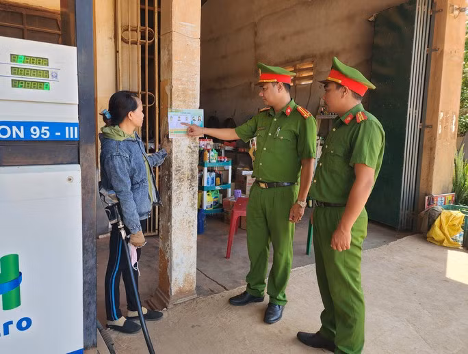 Các tờ rơi hình ảnh, thông tin các đối tượng truy nã được dán nhiều nơi để người dân nhận dạng