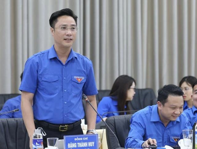 Anh Đặng Thành Huy, Bí thư Tỉnh đoàn Điện Biên, nêu ý kiến tại hội nghị. Ảnh: BẢO ANH
