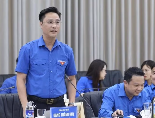 Anh Đặng Thành Huy, Bí thư Tỉnh đoàn Điện Biên, nêu ý kiến tại hội nghị. Ảnh: BẢO ANH