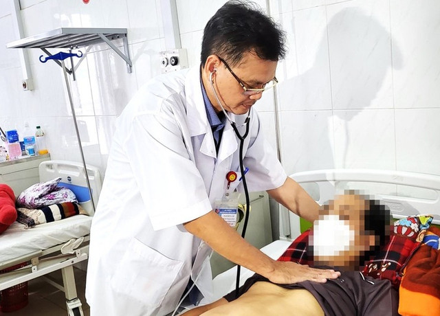 Bác sĩ thăm khám một bệnh nhân mắc bệnh liên cầu lợn điều trị tại BVĐK vùng Tây Nguyên. SỞ Y TẾ ĐẮK LẮK