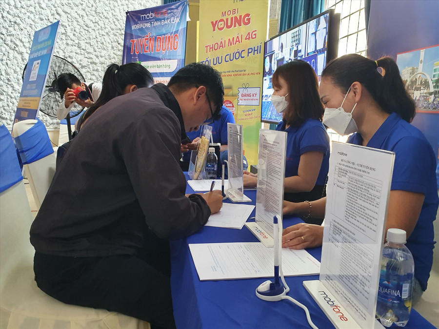 Tư vấn việc làm cho người lao động ở Đắk Lắk. Ảnh: Bảo Trung