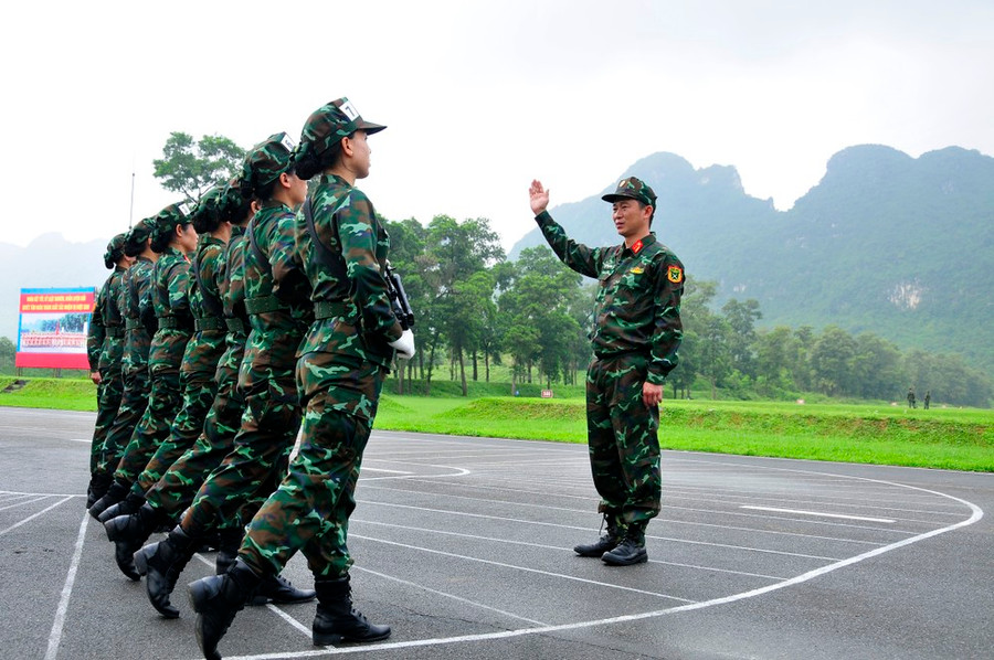 Đây là lần đầu tiên Khối Lực lượng gìn giữ hòa bình Việt Nam xuất hiện trong một lễ diễu binh, diễu hành nên các nữ quân nhân đều tập trung, tỉ mỉ trong từng động tác. Ảnh: HỮU TÂN