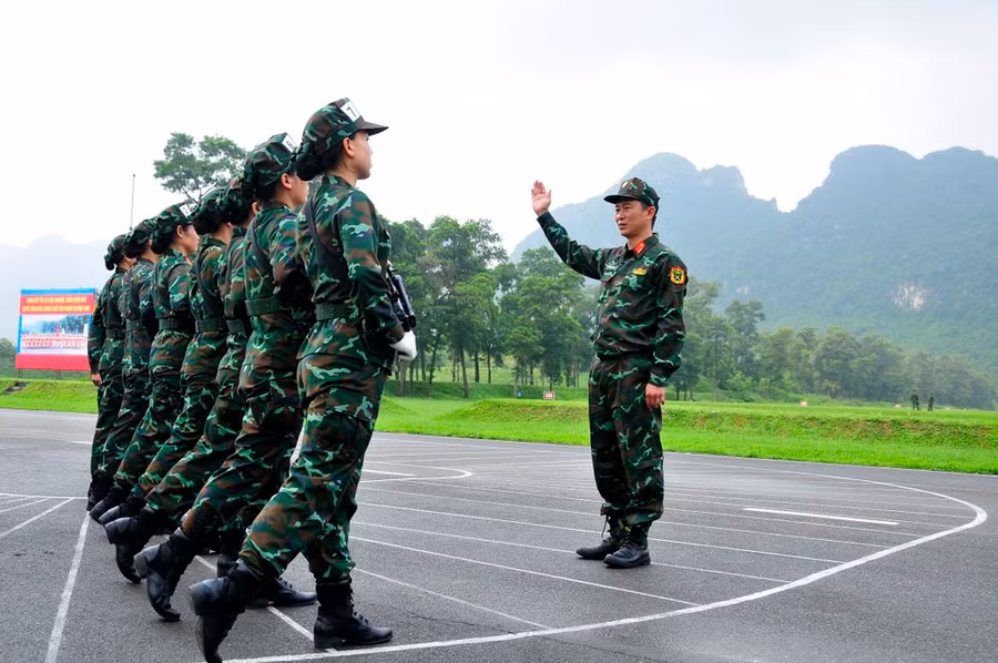 Đây là lần đầu tiên Khối Lực lượng gìn giữ hòa bình Việt Nam xuất hiện trong một lễ diễu binh, diễu hành nên các nữ quân nhân đều tập trung, tỉ mỉ trong từng động tác. Ảnh: HỮU TÂN