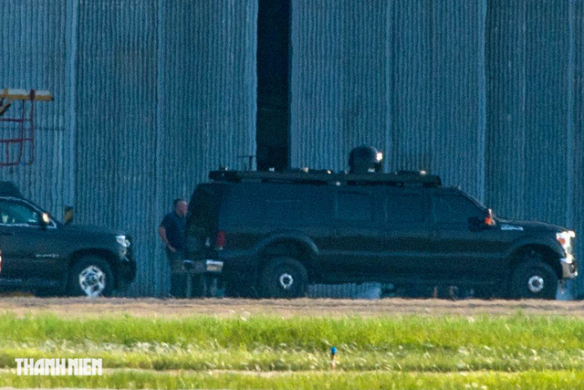 Máy bay vận tải C17 chở xe đặc chủng phục vụ Tổng thống Mỹ đến Hà Nội - Ảnh 4. Một chiếc xe tình báo mang thương hiệu Ford cũng được mang tới Việt Nam. Xe chở lực lượng tình báo Mỹ kết nối trực tiếp với các đơn vị giám sát của Mỹ và an ninh địa phương bảo vệ trên khắp lộ trình. Ảnh: THẢO PHẠM