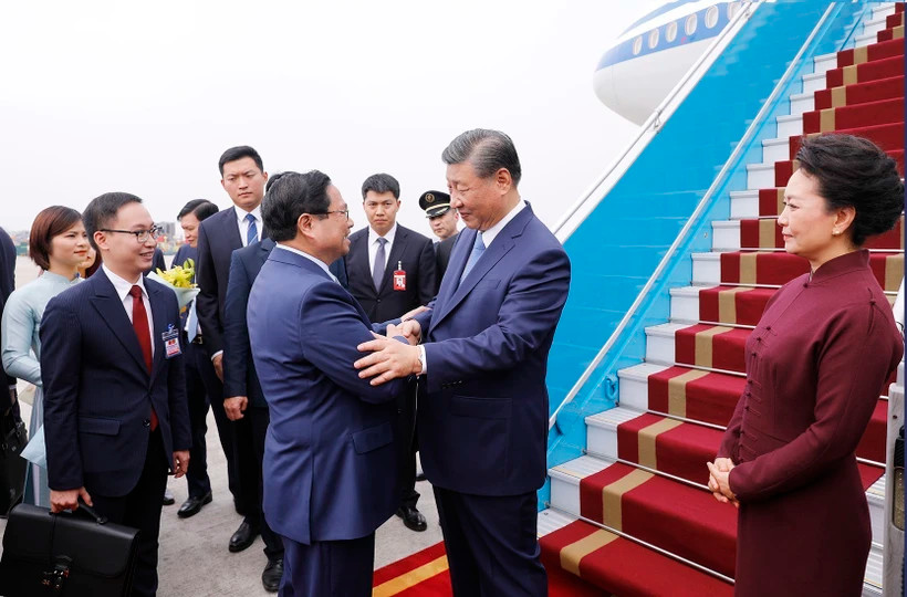 Ủy viên Bộ Chính trị, Thủ tướng Chính phủ Phạm Minh Chính đón Tổng Bí thư, Chủ tịch nước Trung Quốc Tập Cận Bình và Phu nhân tại Sân bay Quốc tế Nội Bài. (Ảnh: Dương Giang/TTXVN) Ủy viên Bộ Chính trị, Thủ tướng Chính phủ Phạm Minh Chính đón Tổng Bí thư, Chủ tịch nước Trung Quốc Tập Cận Bình và Phu nhân tại Sân bay Quốc tế Nội Bài. (Ảnh: Dương Giang/TTXVN)