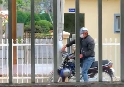 Gã ta lên xe máy trốn chạy sau khi dùng vật giống súng chống trả người truy bắt. Gã ta lên xe máy trốn chạy sau khi dùng vật giống súng chống trả người truy bắt.