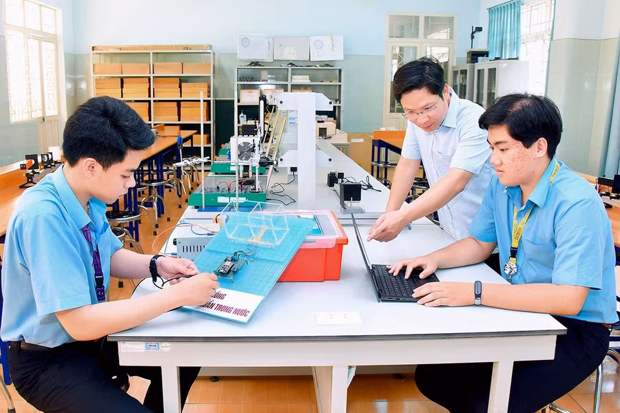 Giáo viên và học sinh Trường THPT chuyên Hùng Vương (tỉnh Gia Lai) thực hiện Dự án “Chế tạo thiết bị phát hiện vi khuẩn trong nước uống và thực phẩm dựa trên nền tảng Internet vạn vật (IoT). Ảnh: Đức Thụy