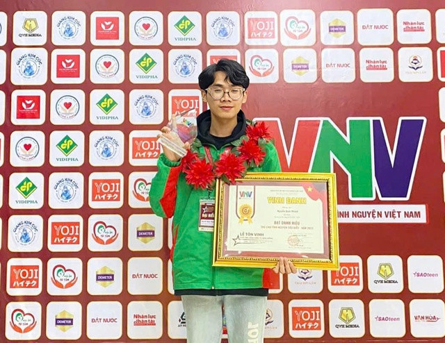 Quốc khánh nhận giải thưởng Tuổi trẻ cống hiến vì cộng đồng năm 2023. Ảnh NVCC