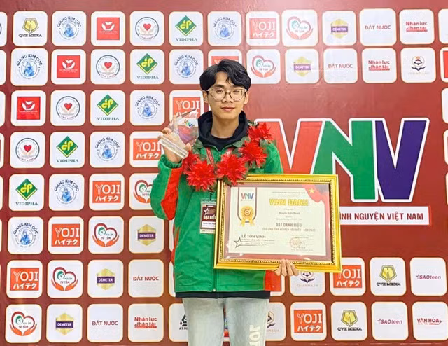 Quốc khánh nhận giải thưởng Tuổi trẻ cống hiến vì cộng đồng năm 2023. Ảnh NVCC Quốc khánh nhận giải thưởng Tuổi trẻ cống hiến vì cộng đồng năm 2023. Ảnh NVCC