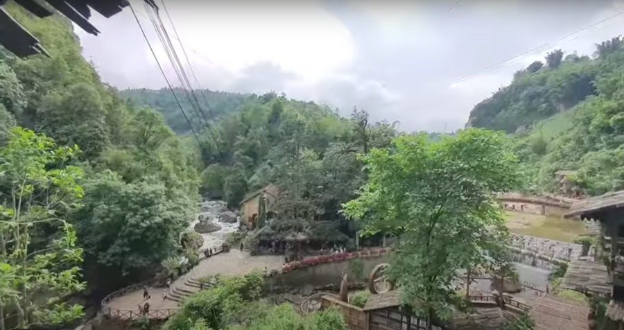 Bản Cát Cát nhìn toàn cảnh từ trên cao như một bức tranh phong cảnh. Ảnh: KHANG KA