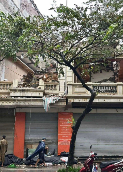 Tầng 2 ngôi nhà trên phố Khâm Thiên bị sập. Ảnh: Hoàng Tuấn Tầng 2 ngôi nhà trên phố Khâm Thiên bị sập. Ảnh: Hoàng Tuấn