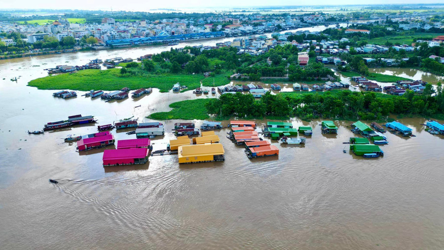 Làng bè &quot;7 sắc cầu vồng&quot; mới xuất hiện ở khu vực ngã ba sông Châu Đốc. Ảnh: KHƯƠNG NHẬT MINH