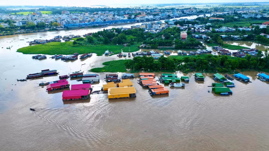 Làng bè "7 sắc cầu vồng" mới xuất hiện ở khu vực ngã ba sông Châu Đốc. Ảnh: KHƯƠNG NHẬT MINH