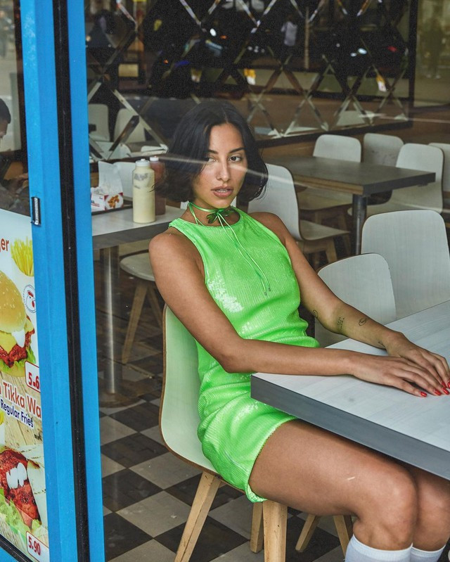 "Ánh sáng xanh" cũng dành cho những sáng tạo có vẻ đơn giản và thiết yếu hơn, khi nhìn thoáng qua sẽ thấy hoa văn pha lê và vải có hiệu ứng ánh kim, chẳng hạn như chiếc váy do Madelyn Cline chọn "Ánh sáng xanh" cũng dành cho những sáng tạo có vẻ đơn giản và thiết yếu hơn, khi nhìn thoáng qua sẽ thấy hoa văn pha lê và vải có hiệu ứng ánh kim, chẳng hạn như chiếc váy do Madelyn Cline chọn