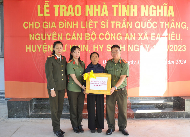 Đại diện Đoàn Thanh niên Công an tỉnh Đắk Lắk tặng quà cho mẹ của Liệt sỹ Trần Quốc Thắng. Đại diện Đoàn Thanh niên Công an tỉnh Đắk Lắk tặng quà cho mẹ của Liệt sỹ Trần Quốc Thắng.