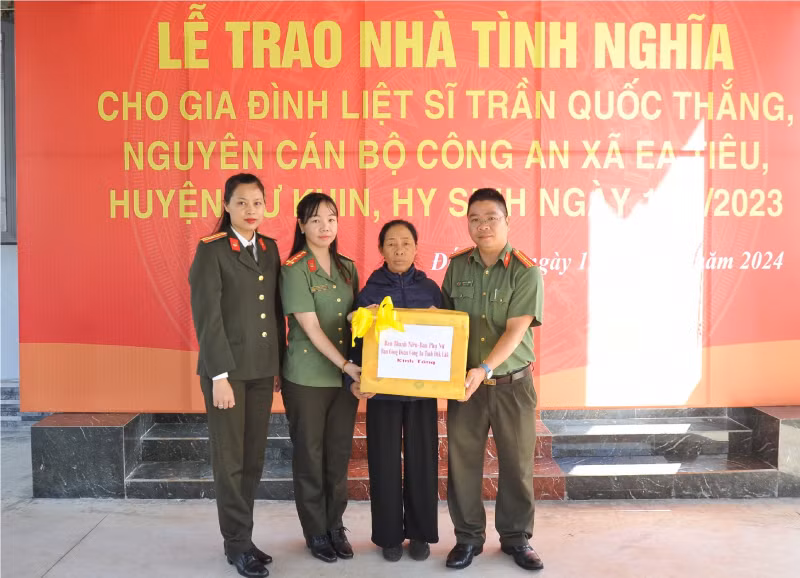 Đại diện Đoàn Thanh niên Công an tỉnh Đắk Lắk tặng quà cho mẹ của Liệt sỹ Trần Quốc Thắng.