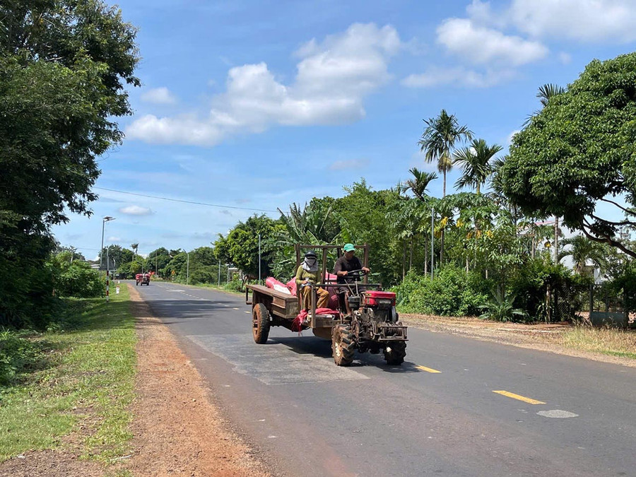 Xe công nông lưu thông vận chuyển nông sản trên quốc lộ 25. Ảnh: Minh Phương Xe công nông lưu thông vận chuyển nông sản trên quốc lộ 25. Ảnh: Minh Phương