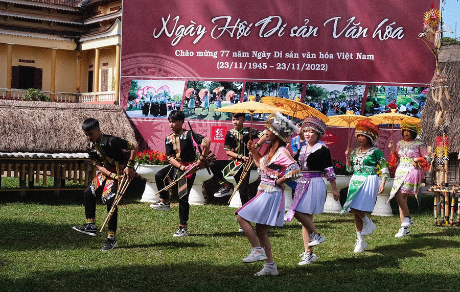 Điệu múa khèn của các chàng trai, cô gái Mông ở xã Ya Hội, huyện Đak Pơ. Ảnh: Minh Châu Điệu múa khèn của các chàng trai, cô gái Mông ở xã Ya Hội, huyện Đak Pơ. Ảnh: Minh Châu