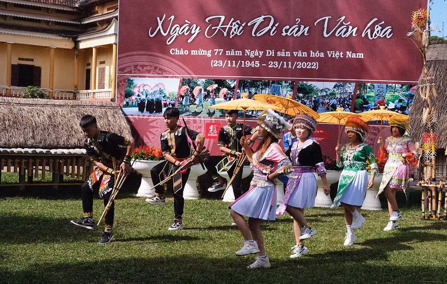 Điệu múa khèn của các chàng trai, cô gái Mông ở xã Ya Hội, huyện Đak Pơ. Ảnh: Minh Châu