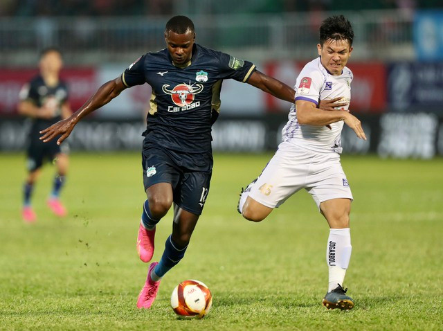 Hà Nội FC (phải) thất thủ trên sân Pleiku trước HAGL. Ảnh: MINH TRẦN Hà Nội FC (phải) thất thủ trên sân Pleiku trước HAGL. Ảnh: MINH TRẦN