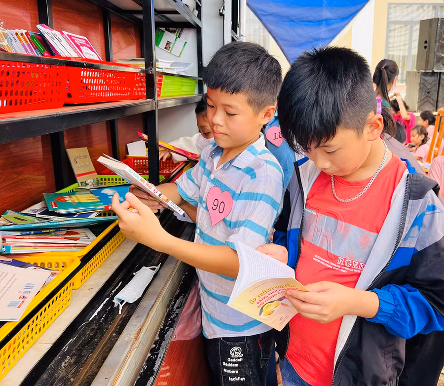 Trẻ em trong CLB đọc sách tại Thư viện Mùa Xuân. Ảnh: Minh Nhật