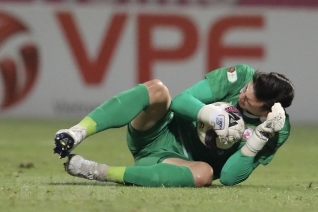 Một pha ôm gọn bóng của thủ môn Đặng Văn Lâm. (Nguồn: TTXVN) Một pha ôm gọn bóng của thủ môn Đặng Văn Lâm. (Nguồn: TTXVN)