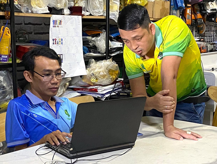 Anh Nguyễn Thanh Tâm (Đứng) đang trao đổi công việc với anh Nguyễn Văn Dai. Ảnh: H.Đ.T