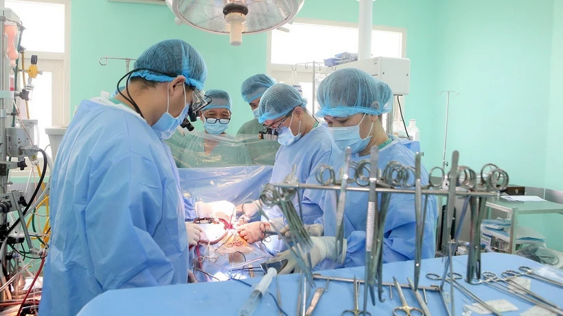 Êkip bác sỹ Bệnh viện Trung ương Huế (phải) chỉ đạo thực hiện ca ghép tạng “xuyên Việt” từ người cho chết não tại Bệnh viện Việt Nam - Thụy Điển ở Uông Bí, Quảng Ninh. (Ảnh: TTXVN phát)