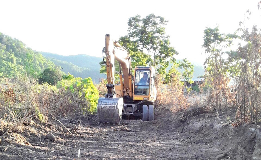 Người dân buôn Ia Klon (xã Ia Rmok, huyện Krông Pa) tự nguyện hiến đất, đóng góp kinh phí, ngày công để mở đường vào khu sản xuất. Ảnh: L.N