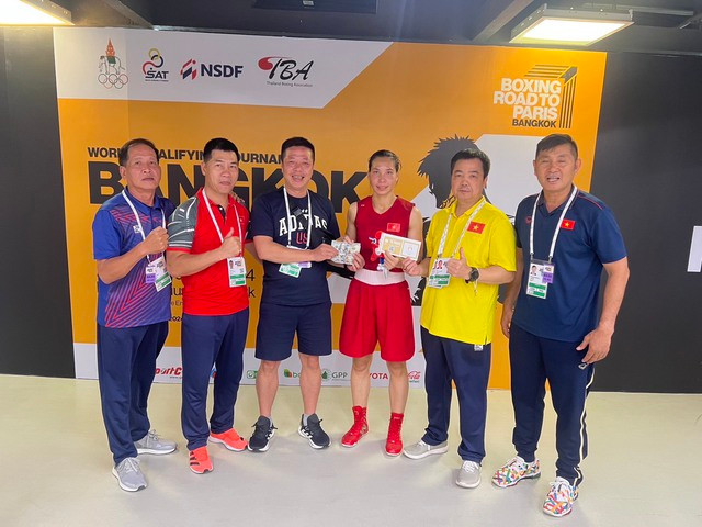 Hà Thị Linh và BHL tuyển boxing Việt Nam sau chiến thắng. Hà Thị Linh và BHL tuyển boxing Việt Nam sau chiến thắng.