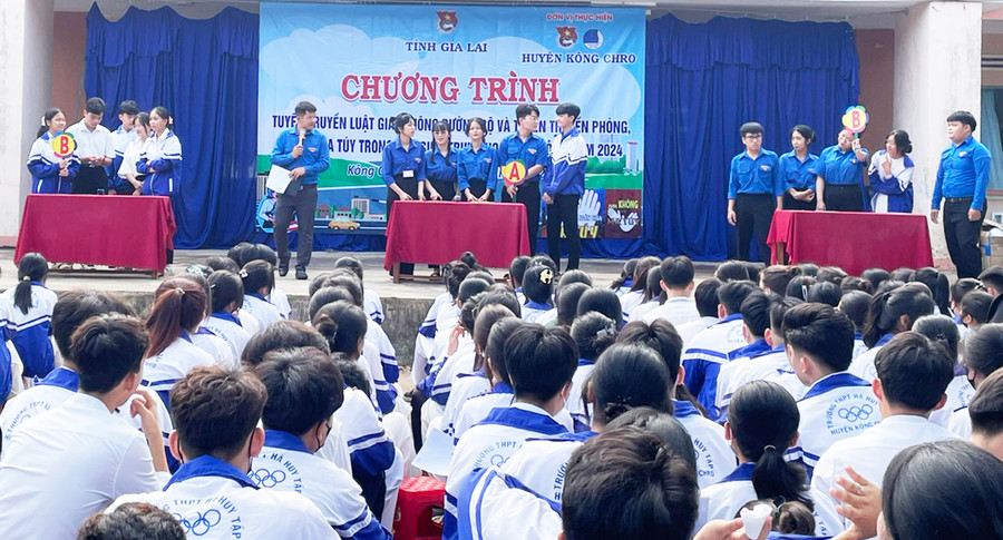 Các em học sinh đã tham gia trò chơi trả lời câu hỏi liên quan đến Luật Phòng-chống tác hại của ma túy, Luật Giao thông đường bộ. Ảnh: Phương Liên