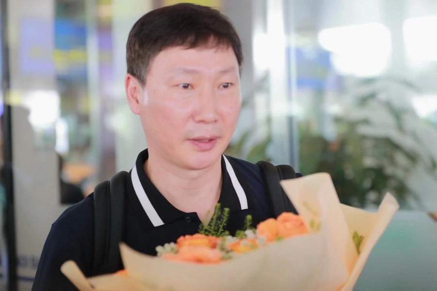 Nhiệm vụ đầu tiên đối với tân HLV trưởng người Hàn Quốc là dẫn dắt đội tuyển Việt Nam tham dự hai lượt trận còn lại trong khuôn khổ vòng loại thứ 2 FIFA World Cup 2026 khu vực châu Á, lần lượt gặp đội Philippines trên sân nhà vào ngày 6.6.2024 và gặp đội Iraq trên sân khách vào ngày 11.6/2024 (rạng sáng ngày 12.6.2024 theo giờ Việt Nam). Ông sẽ cùng đội tuyển Việt Nam "rèn quân" trong các dịp FIFA Days tháng 9, tháng 10 và tháng 11.2024 để chuẩn bị tham dự giải vô địch Đông Nam Á – ASEAN Mitsubishi Electric Cup 2024 (tên gọi mới của AFF Cup), diễn ra từ 23.11 đến 21.12.2024, tiếp đó là vòng loại thứ 3 Asian Cup 2027 dự kiến khởi tranh từ tháng 3.2025. ẢNH: Hồng Nam Nhiệm vụ đầu tiên đối với tân HLV trưởng người Hàn Quốc là dẫn dắt đội tuyển Việt Nam tham dự hai lượt trận còn lại trong khuôn khổ vòng loại thứ 2 FIFA World Cup 2026 khu vực châu Á, lần lượt gặp đội Philippines trên sân nhà vào ngày 6.6.2024 và gặp đội Iraq trên sân khách vào ngày 11.6/2024 (rạng sáng ngày 12.6.2024 theo giờ Việt Nam). Ông sẽ cùng đội tuyển Việt Nam "rèn quân" trong các dịp FIFA Days tháng 9, tháng 10 và tháng 11.2024 để chuẩn bị tham dự giải vô địch Đông Nam Á – ASEAN Mitsubishi Electric Cup 2024 (tên gọi mới của AFF Cup), diễn ra từ 23.11 đến 21.12.2024, tiếp đó là vòng loại thứ 3 Asian Cup 2027 dự kiến khởi tranh từ tháng 3.2025. ẢNH: Hồng Nam