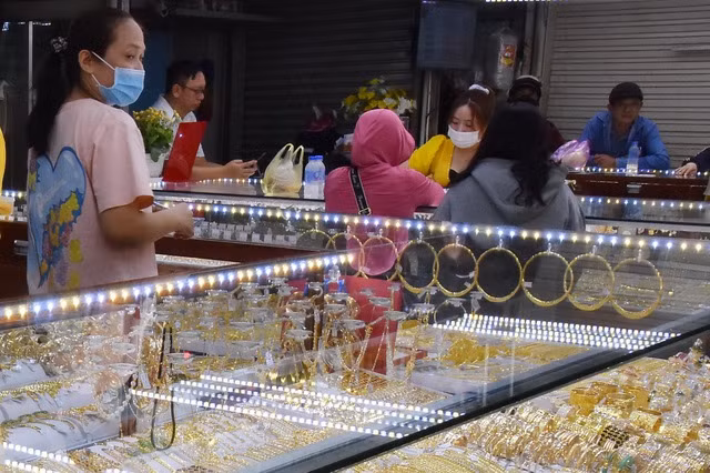 Giá vàng hôm nay biến động khó lường Giá vàng hôm nay biến động khó lường