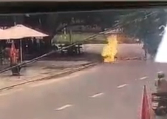 Người bị đốt nằm bất động sau khoảng 30 giây. Ảnh chụp từ clip Người bị đốt nằm bất động sau khoảng 30 giây. Ảnh chụp từ clip