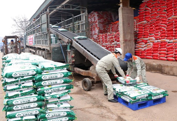 Công nhân Công ty Cổ phần Supe Phốt phát và Hóa chất Lâm Thao vận chuyển sản phẩm phân bón mới lên xe của khách hàng. (Ảnh: Trung Kiên/TTXVN) Công nhân Công ty Cổ phần Supe Phốt phát và Hóa chất Lâm Thao vận chuyển sản phẩm phân bón mới lên xe của khách hàng. (Ảnh: Trung Kiên/TTXVN)