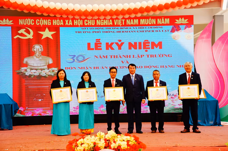 Đồng chí Phạm S- Phó Chủ tịch UBND tỉnh, trao tặng Bằng khen của UBND tỉnh cho các cá nhân xuất sắc