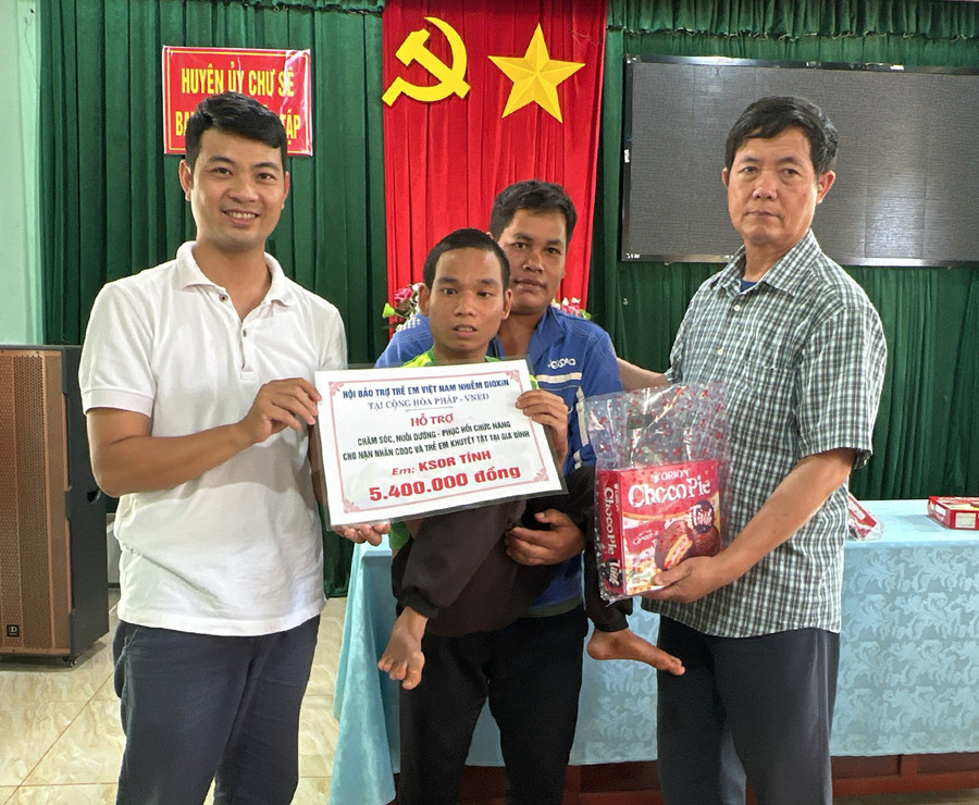 Em Ksor Tính được Hội Nạn nhân CĐDC/dioxin huyện Chư Sê phối hợp với Hội Bảo trợ trẻ em Việt Nam nhiễm Dioxin tại Cộng hoà Pháp hỗ trợ nuôi dưỡng 5,4 triệu đồng mỗi năm. Ảnh: Nhật Hào