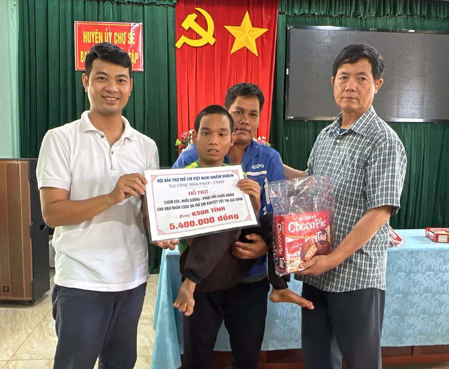 Em Ksor Tính được Hội Nạn nhân CĐDC/dioxin huyện Chư Sê phối hợp với Hội Bảo trợ trẻ em Việt Nam nhiễm Dioxin tại Cộng hoà Pháp hỗ trợ nuôi dưỡng 5,4 triệu đồng mỗi năm. Ảnh: Nhật Hào