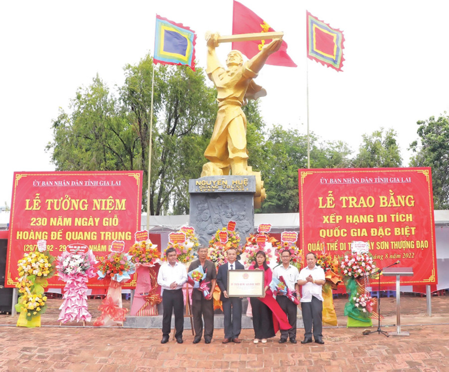 Các đồng chí lãnh đạo tỉnh trao bằng xếp hạng di tích quốc gia đặc biệt Quần thể di tích Tây Sơn Thượng đạo cho các huyện: Đak Pơ, Kbang, Kông Chro và thị xã An Khê. Ảnh: Ngọc Minh