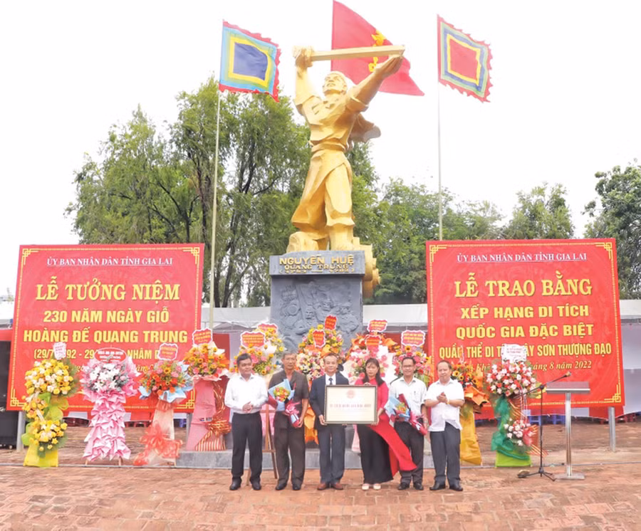 Các đồng chí lãnh đạo tỉnh trao bằng xếp hạng di tích quốc gia đặc biệt Quần thể di tích Tây Sơn Thượng đạo cho các huyện: Đak Pơ, Kbang, Kông Chro và thị xã An Khê. Ảnh: Ngọc Minh